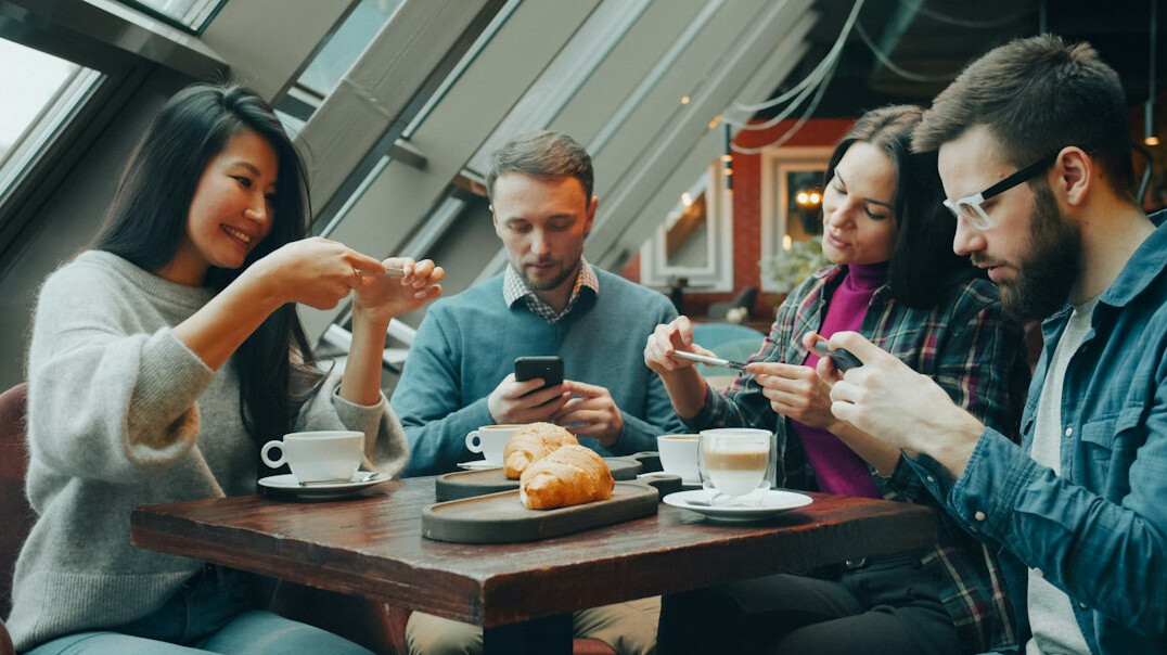 group discussion on social media